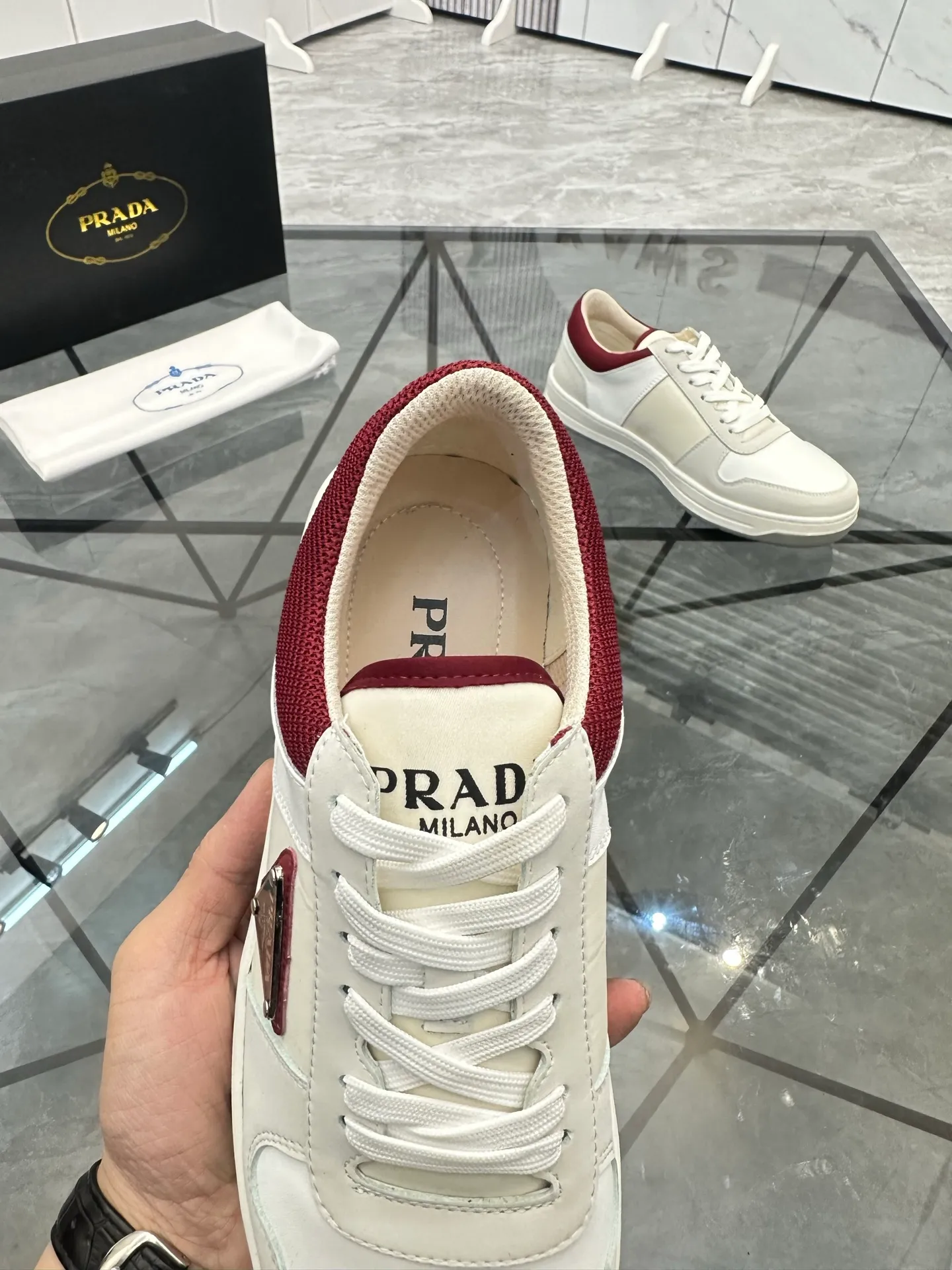 Men's shoes: 💰P420¥ Product trademark: Prada *"Prada*" low-top casual shoes Regular size: 38-44 (can be customized to 45) Product materials: imported cowhide upper with original fabric, breathable lining, original outsole. Number: 020